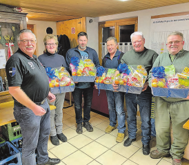 Reinhard Schaffner, Präsident der SG Staffelbach (l.), mit den fünf Gewinnern beim Suhrentaler Bärzelischiessen: Ursula Hagenbuch, Benno Kuster, Werner Hochuli, Ernst Hagenbuch, Ernst Handschin. (Bild: zVg.)