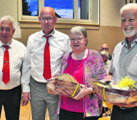 Offizielle Verabschiedung: Die langjährigen Burger Gemeinderäte Susanne Schneider und Hans-Peter Steiner (beide 21 Jahre) wurden anlässlich der Gemeindeversammlung von Res Mäder und Erich Bruderer verabschiedet. Es fehlt der ehemalige Gemeindeammann Marcel Schuller. (Bild: hg.)