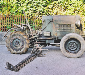 Der Heiz-Traktor aus Menziken war serienmässig mit Fahr-Mähwerk und zweitem Sitz für den Beifahrer ausgerüstet. (Bilder: Franz Morgenegg)