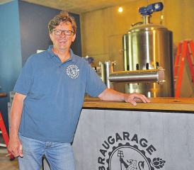 Endspurt beim Einrichten: Fritz Züger, Wirt der neuen Reinacher «BrauGarage», freut sich auf die Eröffnung morgen Samstagnachmittag. (Bild: wr)