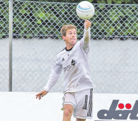 Beenden die NLA-Saison auf Rang 6: Captain Reto Hunziker und seine Teamkollegen vom STV Oberentfelden. (Bild: fba.)