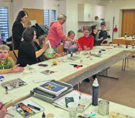 Die Moulagekünstler bei der Arbeit: Hier werden Zeckenbisse, Schürfwunden und andere Verletzungen optisch simuliert. (Bild: zVg.)