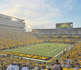 Eine beeindruckende Kulisse: Tausende Fans unterstützen die Hawkeyes live im Stadion. (Bild: zVg.)