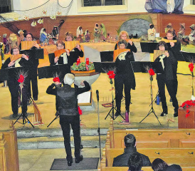 Mit der Weihnachtskrippe im Hintergrund: Die beiden Chöre formierten sich zu einer stattlichen Einheit unter der Leitung von Isidor Karf. (Bilder: st.)