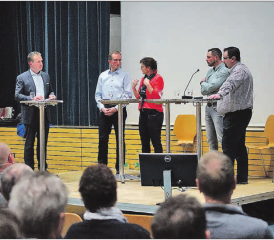 Podiumsveranstaltung Windpark Stierenberg: Mit Moderator Daniel Deicher, den beiden Initianten Roland und Priska Wismer-Felder sowie der Gegnerschaft, vertreten durch Samuel Hodel und Pirmin Kammermann. (Bilder: zVg.)