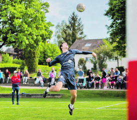 Die Oberentfelder Faustballer festigen trotz einer Niederlage den zweiten Rang in der NLA-Tabelle. (Bild: zVg.)