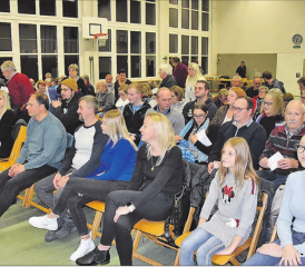 Gut besetzte Ränge: 80 Stimmbürgerinnen und Stimmbürger besuchten die Gemeindeversammlung in Teufenthal. (Bild: P.Te.)