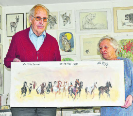 Ein Bild auf Bestellung: Hansruedi und Astrid Nideröst mit der abstrakten Malerei galoppierender Pferde. (Bilder: aw.)