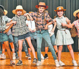 Kam an der Schulschlussfeier in Holziken gut an: Der Line Dance der Dritt- und Viertklässler sorgte für viel Applaus in der Mehrzweckhalle. (Bilder: aw.)