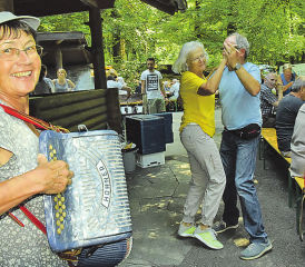 Mit flotten Klängen wurden die Senioren beim Waldhaus begrüsst: Einige wagten dazu auch gleich ein Tänzchen. (Bilder: st.)