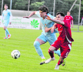 SCS-Flügel Mihailo Mijatovic, hier im Zweikampf mit Suhrs Arbnor Berisha, zeichnete für den einzigen Schöftler Treffer verantwortlich. (Bild: Otto Lüscher)