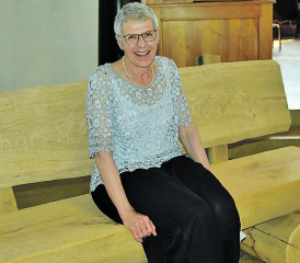 Der ideale Ort zum «Lisme u Läse»: Rosemarie Müller freute sich sehr über das Ruhebänklein, das inskünftig bei ihr zu Hause stehen wird. (Bilder: st.)