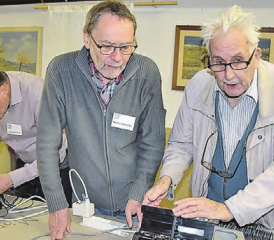 Typischer Fall: Hans Meier versuchte bereits selbst den Fehler zu lokalisieren, gemeinsam mit Reparateur Martin Schlatter wird ein neuer Versuch gewagt.