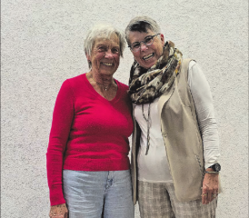 Fitness und Gymnastik halten offensichlich jung: Vreni Santschi (links) wird nach 37 Jahren freiwilliger Mitarbeit von Bea Schmid, Leiterin der Pro Senectute Beratungsstelle Bezirk Kulm, herzlich verabschiedet. (Bild: zVg.)