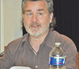 Was er macht, macht er perfekt: Chris Regez las in der Schöftler Aula aus seinem neuesten Buch «Eine Kettenreaktion». (Bilder: st.)