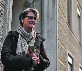 Kathrin Burger, die Schwester von Hermann Burger, im Abendlicht vor dem Alten Schulhaus, im Ohr die Worte ihres Bruders und die Erinnerungen an ihn.