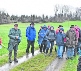 An der Kantonsgrenze zwischen Aargau und Luzern: Zwischenhalt am Wald- und Grenzrundgang, organisiert durch die FDP-Ortspartei Menziken. (Bilder: hg.)