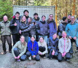 Räumten den Wald auf: Die Jagdgesellschaft mit den Schülerinnen, Schülern und Lehrpersonen. (Bild: zVg.)