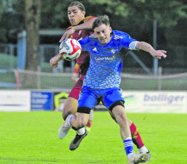 Der SC Schöftland, hier mit Dean Bregenzer (in Rot) gegen Enes Bunjaku, hatte gegen Spreitenbach das Nachsehen. (Bild: Otto Lüscher)