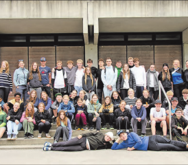 Ein Haufen voller Leitenden und Teilnehmenden mit Elan, Freude und Teamgeist. (Bilder: zVg.)