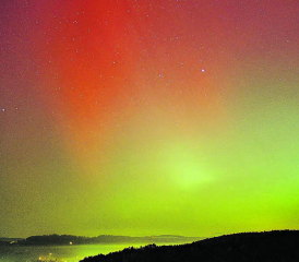 Polarlicht über dem Wynental, von einem Standort in Zetzwil gesehen: Am Abend des 20. November 2003 leuchteten rote und grüne Polarlichter am Himmel.