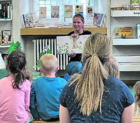 Corinne Huwiler beim Vorlesen für die vielen gespannt zuhörenden Kinder in der Bibli Unterkulm. (Bild: zVg.)