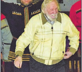 Dank Ricola wieder bei Stimme: Petja Houdjakov (im Vordergrund) überreichte dem tiefen Bass eine Tüte Kräuterbonbons. (Bild: st.)