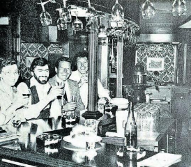 Die Menziker Waag als Pub: Das Wirteehepaar Beni und Sepp Stalder und die Brüder Adolf und Ueli Siegenthaler (l.) anlässlich der Eröffnung am Freitag, 6. März 1981. (Bild: WB-Archiv)