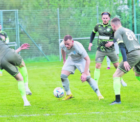 Der Böjuer Jasari Omer beschäftigt gleich beide Buchser Innenverteidiger: Dalibor Vasic (l.) und Rafael Singy sind trotz akrobatischer Einlagen nur Zuschauer. (Bild: Roland Jaus)