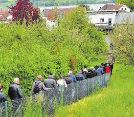 Dorfrundgang im Zeichen des blauen Dunstes: Die Teilnehmer machen sich auf den Weg Richtung Dorfzentrum. (Bilder: msu.)