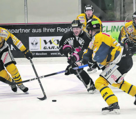 Red Lions-Spieler Remo Heitzmann (im schwarzen Trikot) setzt sich gegen vier Rheintaler durch. Die Qualität bei den Oberwynentalern ist da, diesmal passte aber nicht alles zusammen. (Bilder: rc.)
