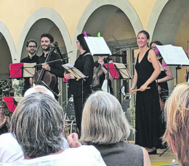 Sommerserenade auf Schloss Liebegg: Das Barockorchester «Capriccio» schenkte dem Publikum ein wunderbares Klangerlebnis. (Bild: zVg.)