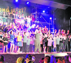 Das grosse Finale mit allen gut 200 Mitwirkenden auf der Bühne. (Bilder: rms.)