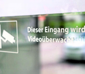 Künftig sollen in Reinach an über 20 Standorten Bereiche gefilmt werden. Hinweise wie diese müssen auf jeden Fall angebracht werden. (Bild: rc.)