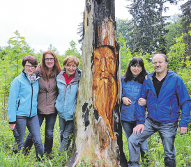 Auf einem ersten gemeinsamen Rundgang: (v.l.) Andrea Wey, Claudia Bättig, Edith Frank, Pia Minder und ihr Mann Richard, der Holzfigurenkünstler. (es fehlen Walter Stocker und Werner Frank). (Bilder: jap.)