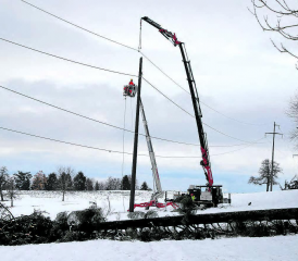 Die Arbeiten an den Stromleitungen dauerten am Mittwoch noch an. Kommende Woche wird mit dem Eingriff im angrenzenden Wald begonnen. Diese Arbeiten werden bis im Sommer 2024 dauern. (Bilder: Remo Conoci)