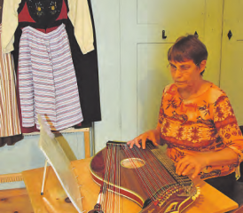 Die Zither passt ins Museum: Die Kombination mit den Trachten im Hintergrund war perfekt.