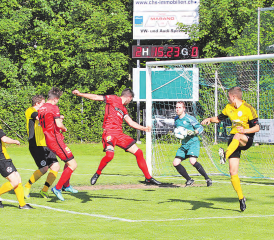 Nach einer Viertelstunde zum 3:0: Menzo-Verteidiger Ardefrim Ahmetaj köpfelt ins Gränicher Tor. (Bild: -hhe-)