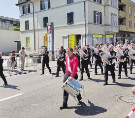 Das Schwitzen am Paradewettbewerb hatte sich gelohnt: Die MG Dürrenäsch brachte den Aargauermeistertitel mit nach Hause. (Bilder: zVg.)