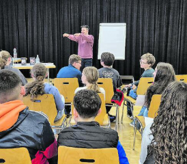 Der Autor Stephan Sigg sprach mit den Jugendlichen über eine handyfreie Zeit. (Bild: zVg.)