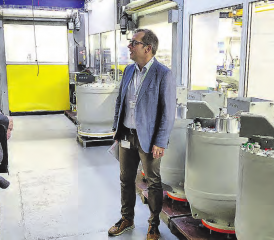 Qualitativ hochstehende Geräte wie diese Spannungswandler liefert die Pfiffner Messwandler AG in die ganze Welt. (Bilder: Roland Marti)