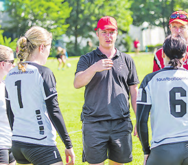Anweisungen vor dem Ernstkampf: Inputs von Trainer Dominik Gugerli an seine Spielerinnen. (Bild: fba)