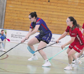 Tamara Steiner (am Ball) erzielte den dritten Treffer für die Reinacherinnen. (Bild: Otto Lüscher)