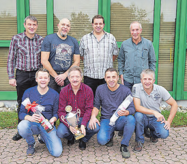 Männerriege Rickenbach: Sieg am Volleyball-Turnier in Sursee: Hinten v.l.: Bruno Meier, Steffen Aepfler, Linus Estermann, Markus Bühlmann. Vorne (v.l.): Michael Hofmann, Sepp Wey, Zef Gjini, Heinz Habermacher (Bild: zVg.)