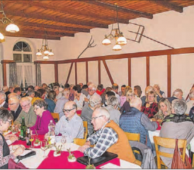 Volles Haus an der 100. Generalversammlung des SAC Homberg: Peter Brehm gibt einen Rückblick auf seine 50 Jahre Mitgliedschaft in der Sektion Homberg. (Bilder: uk.)