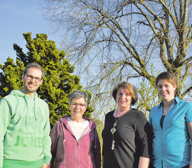 Der Gründungsakt für den gemeinnützigen Verein «Sack & Pack» ist vollzogen (v.l.): Daniel Eichenberger, Margrit Mosimann, Beatrix Arnold und Sara Mosimann. (Bild: zVg.)