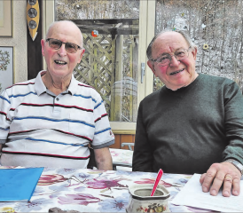 Max Haller (links) und Fritz Burkhard freuen sich, ihr Publikum mit Erzählungen und Bildern aus der Dorfgeschichte zu unterhalten. (Bild: Roland Marti)