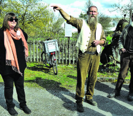 Sie führten durch die Besonderheiten des Dorfes, v.l.: Heike Suter, Andrea-Carlo Polesello und Ruedi Lüthi. (Bilder: st.)