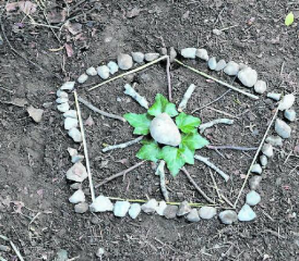 Kreativität während der Ferienplausch: Die Kinder gestalteten Waldbilder mit Material, das sie in der Natur finden konnten. (Bild: zVg.)