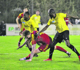 Der Club aus St-Imier hatte das Nachsehen: Jakob Johannsmeier vom SC Schöftland setzt sich gegen zwei Spieler des FC Erguël durch. (Bild: Otto Lüscher)